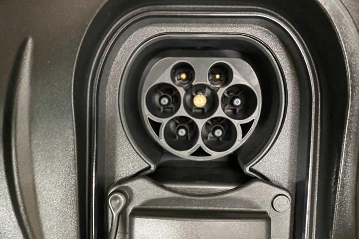 Grøn Opel Mokka-e fra 2023
