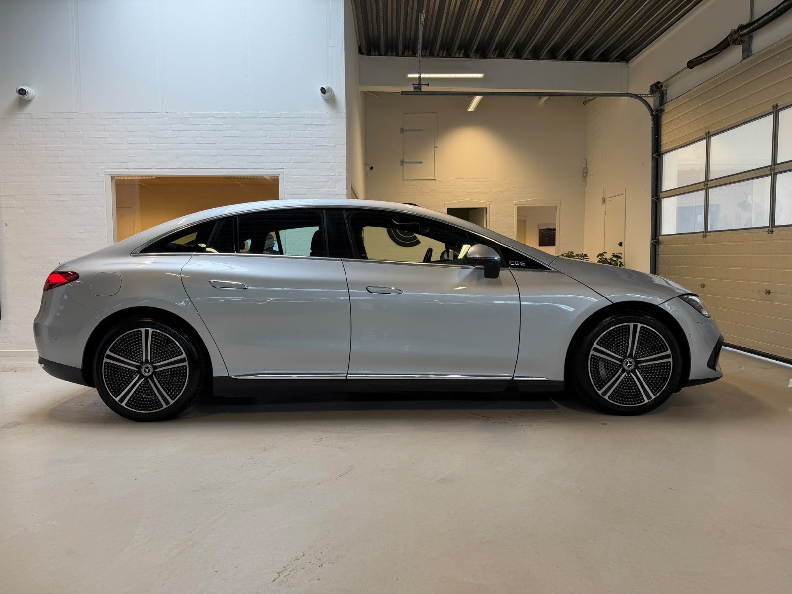 Sølv Mercedes EQE350+ fra 2022