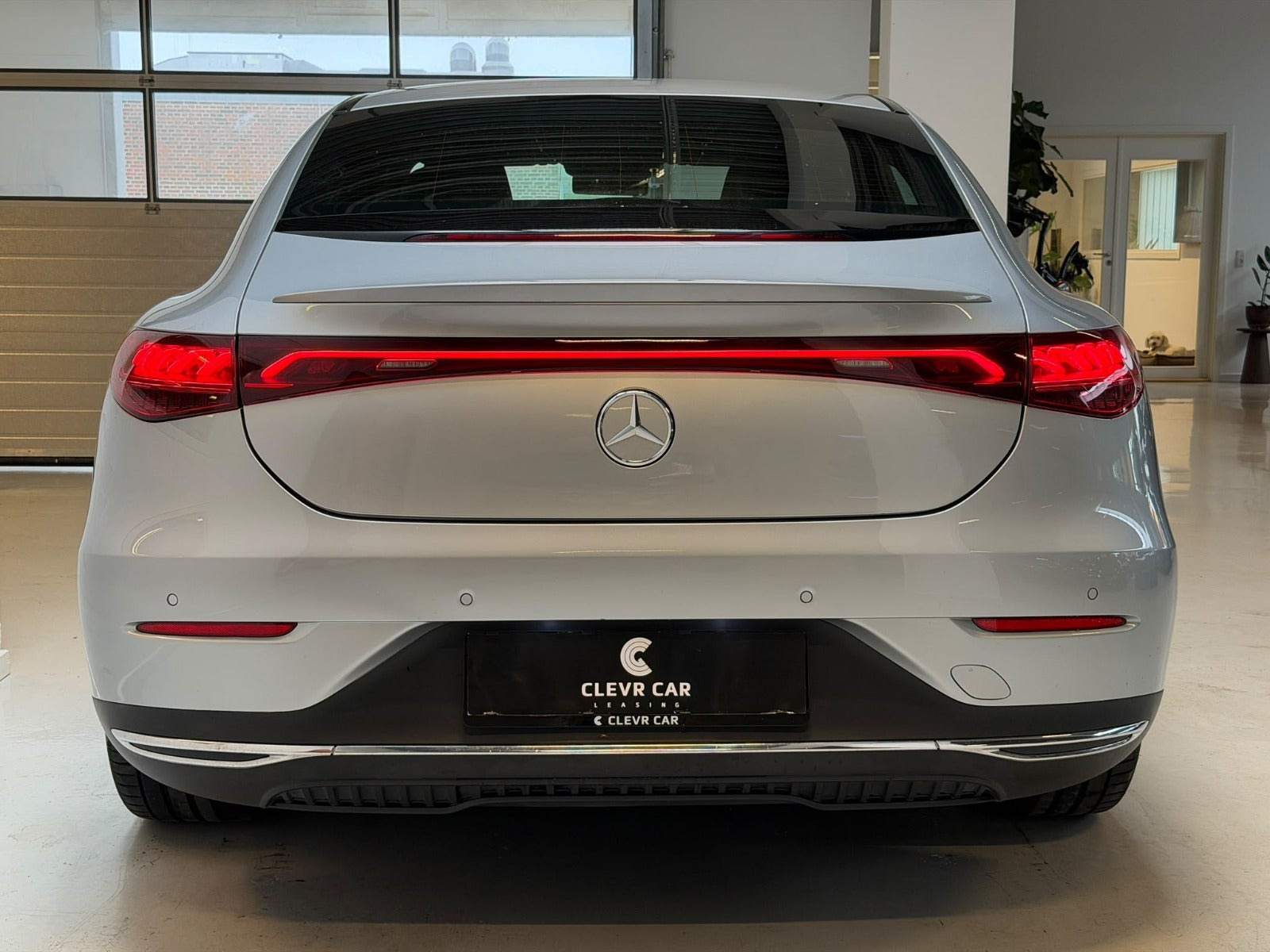 Sølv Mercedes EQE350+ fra 2022