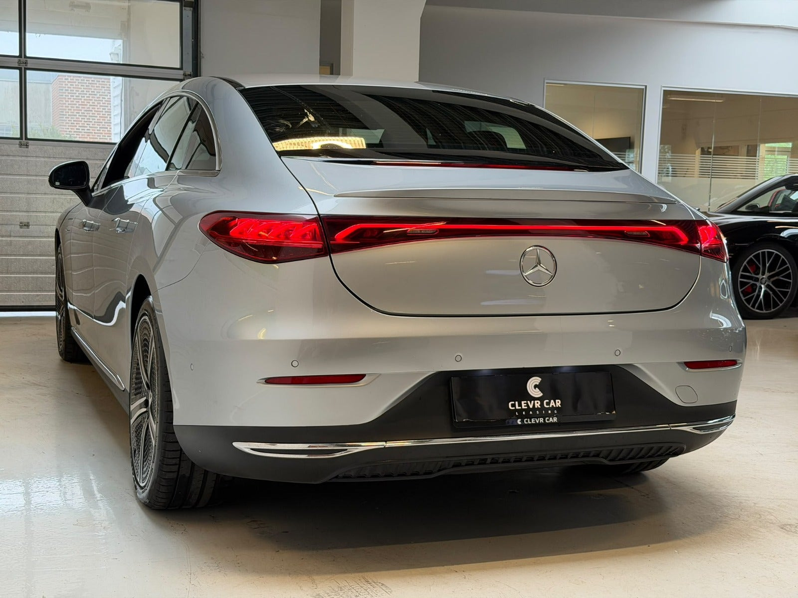 Sølv Mercedes EQE350+ fra 2022