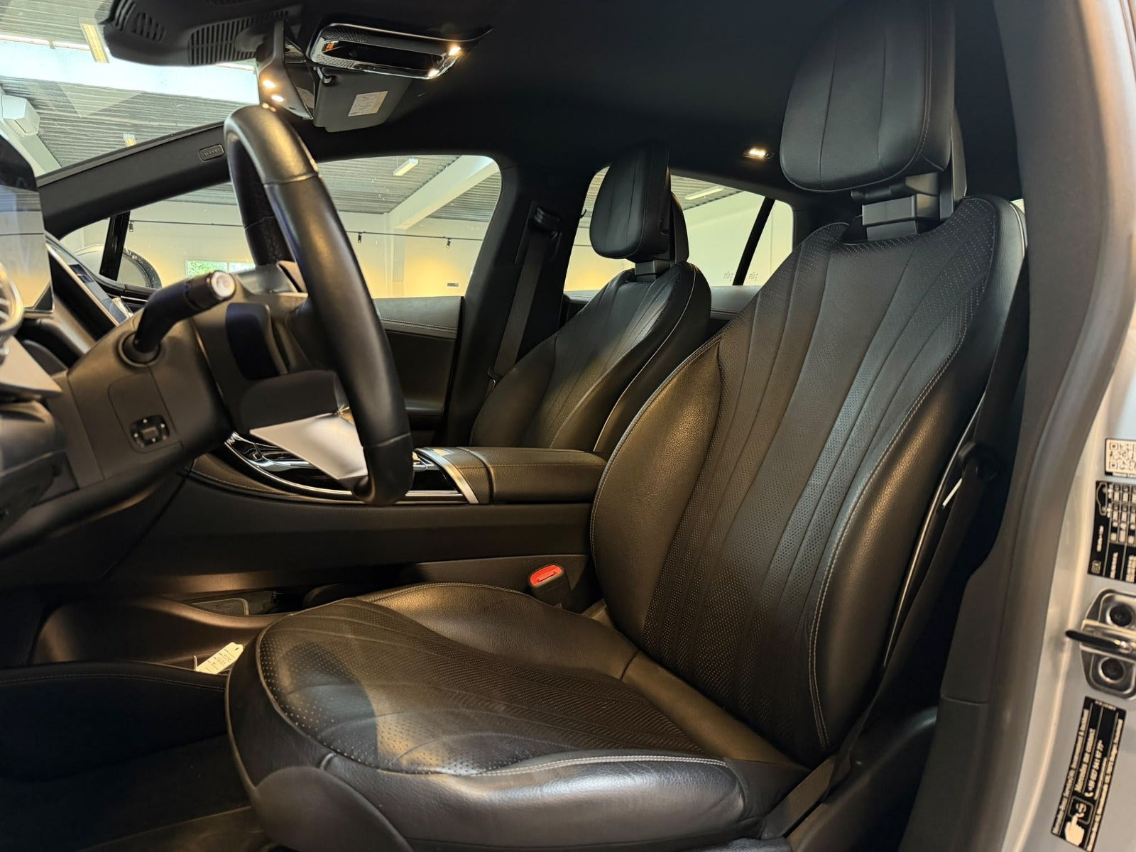 Sølv Mercedes EQE350+ fra 2022