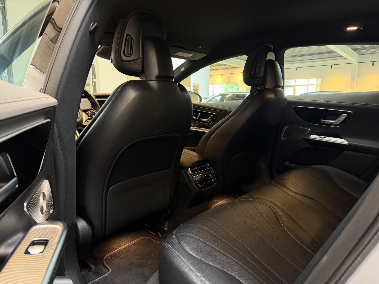 Sølv Mercedes EQE350+ fra 2022