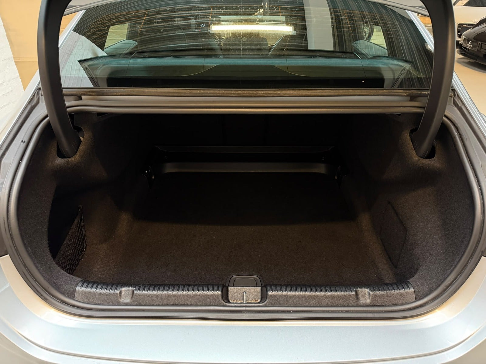 Sølv Mercedes EQE350+ fra 2022