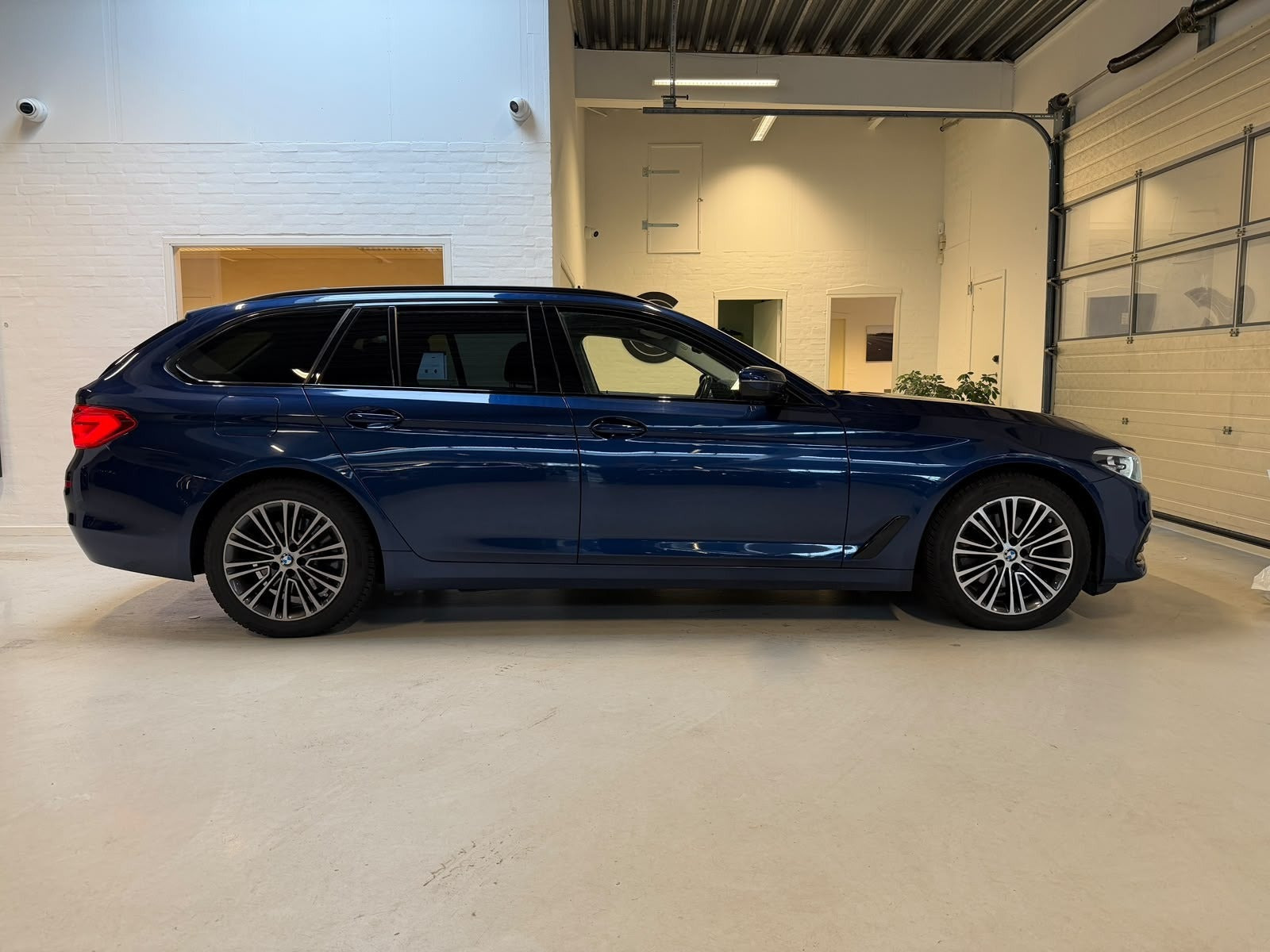 Blå BMW 520d fra 2020