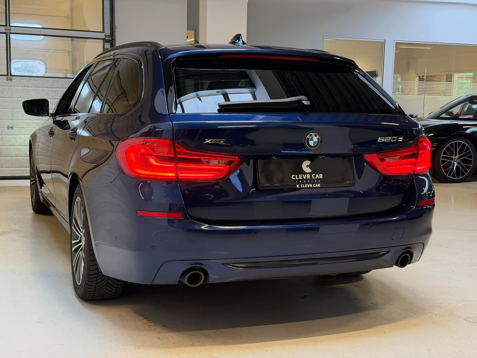Blå BMW 520d fra 2020