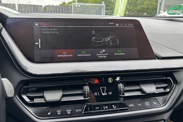 Hvid BMW 118i fra 2020