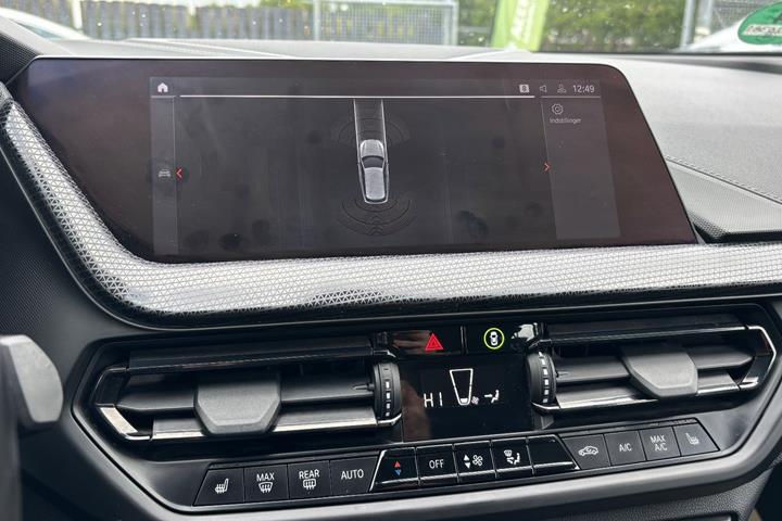 Hvid BMW 118i fra 2020