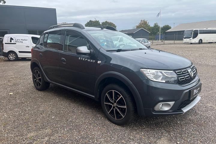 Grå Dacia Sandero Stepway fra 2018