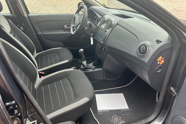 Grå Dacia Sandero Stepway fra 2018