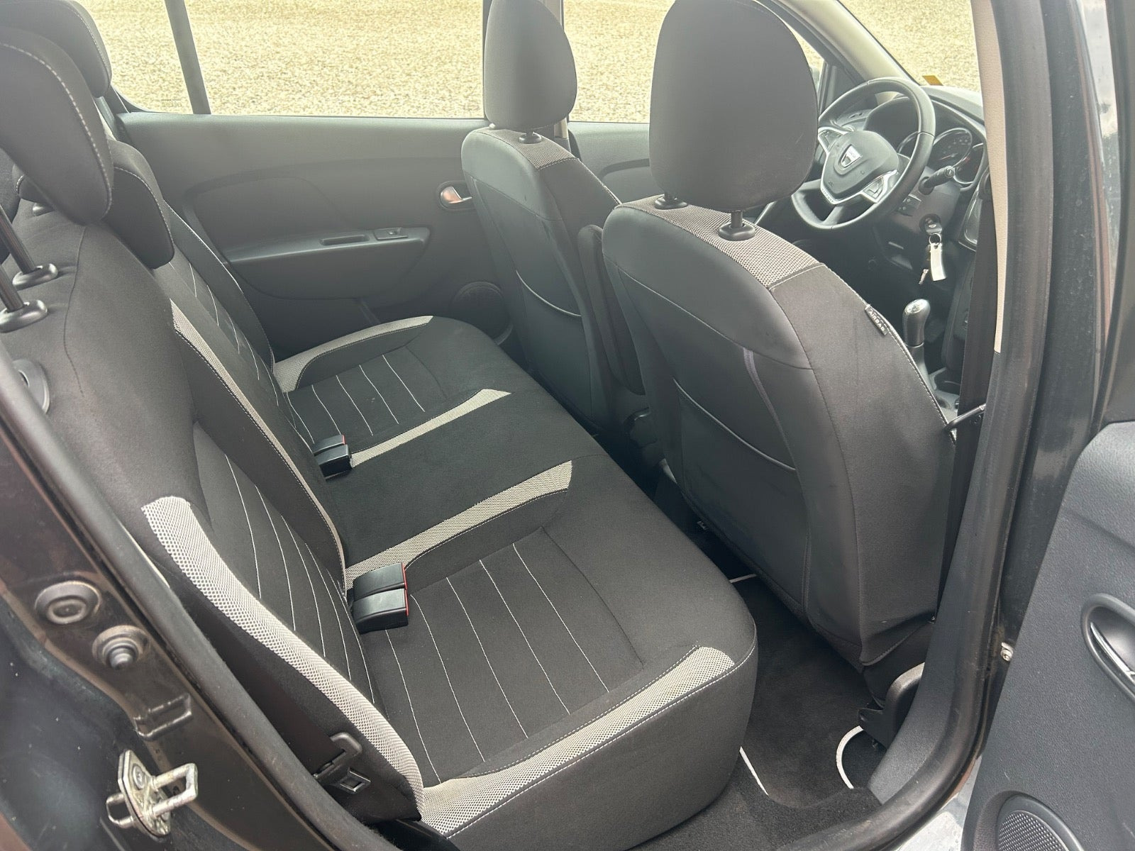 Grå Dacia Sandero Stepway fra 2018