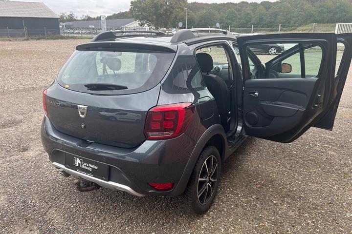 Grå Dacia Sandero Stepway fra 2018