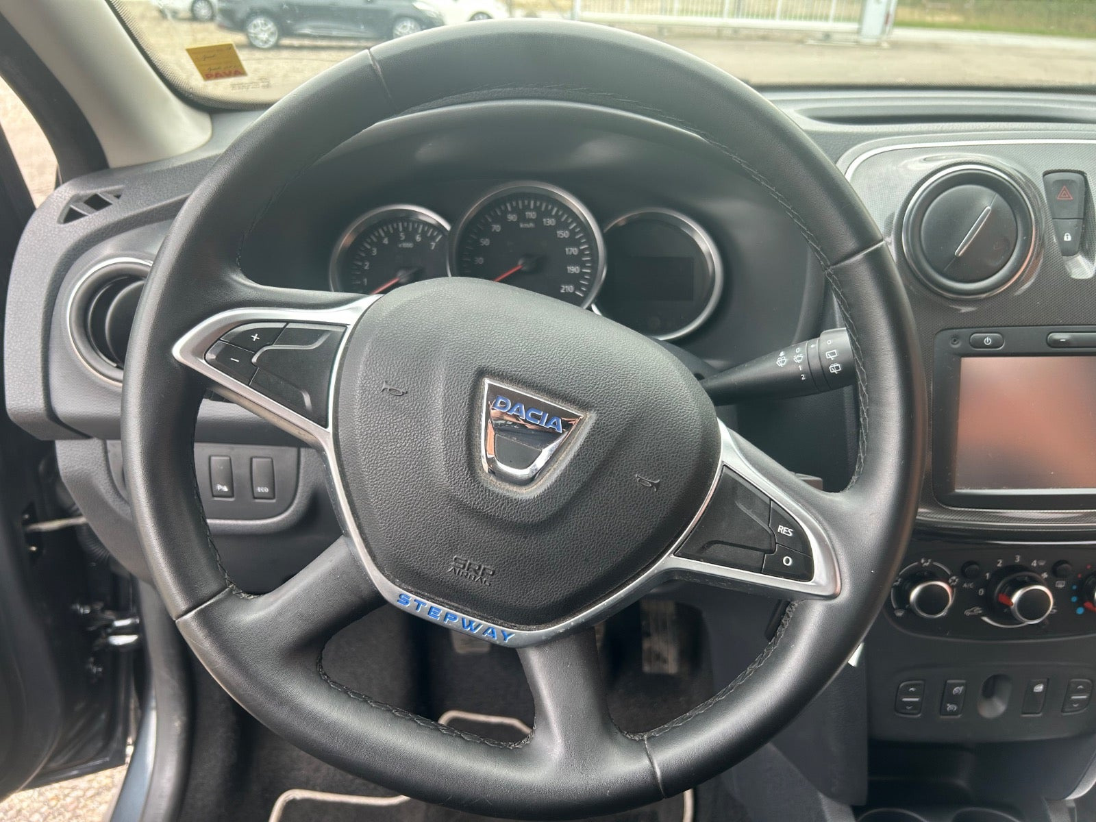 Grå Dacia Sandero Stepway fra 2018