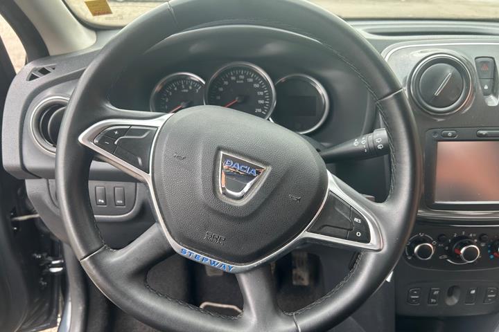 Grå Dacia Sandero Stepway fra 2018