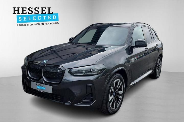 Grå BMW iX3 fra 2023 set udefra