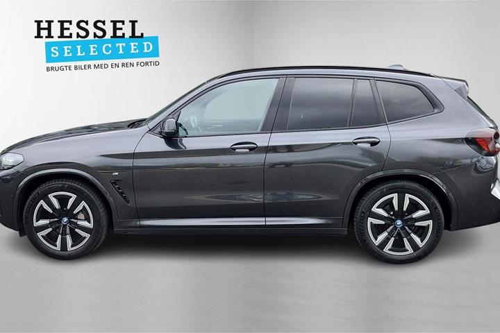 Grå BMW iX3 fra 2023