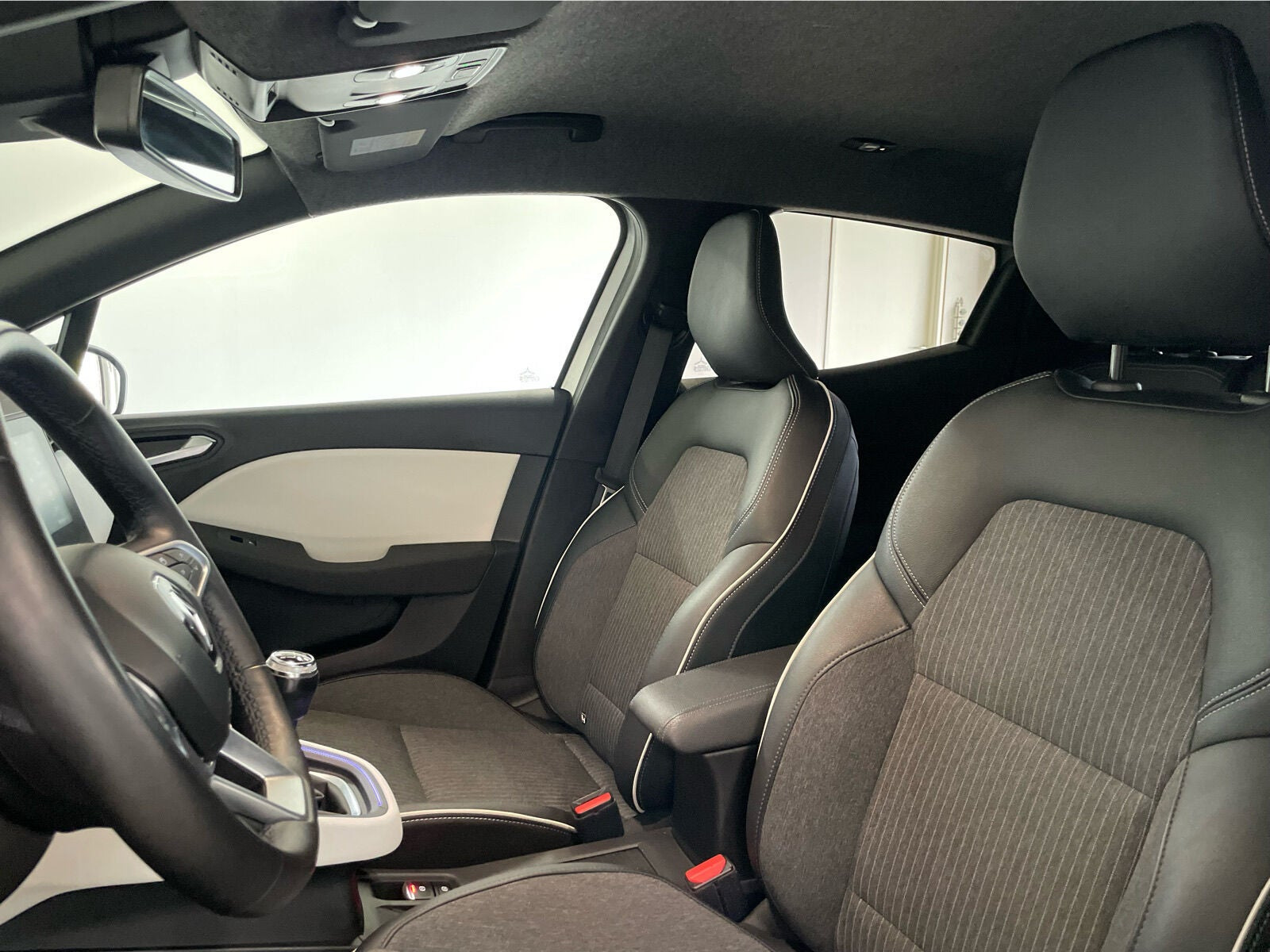 Sølv Renault Clio V fra 2023