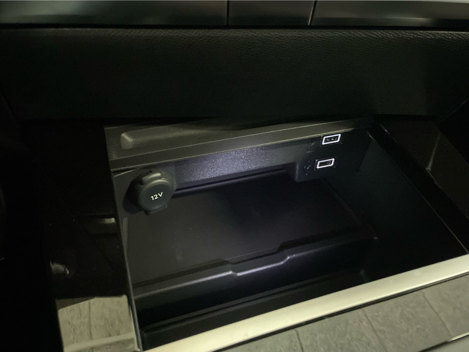 Sort Opel Astra-e fra 2024