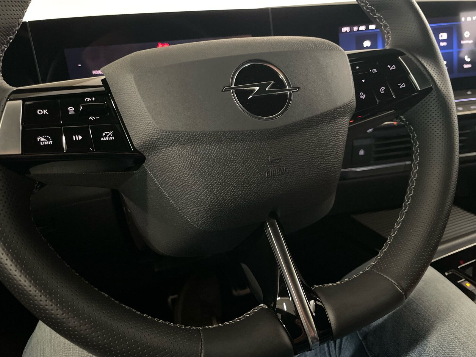 Sort Opel Astra-e fra 2024