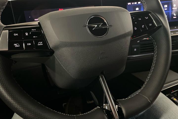 Sort Opel Astra-e fra 2024