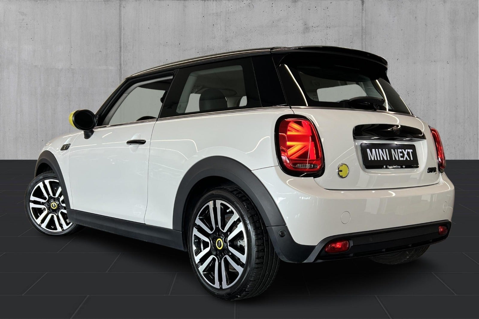 Hvid Mini Cooper SE fra 2023
