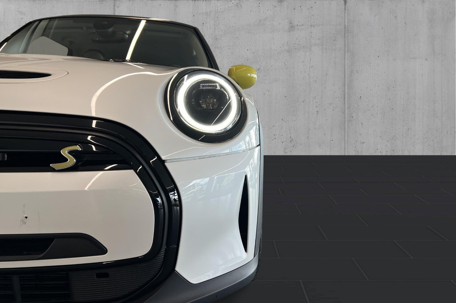 Hvid Mini Cooper SE fra 2023