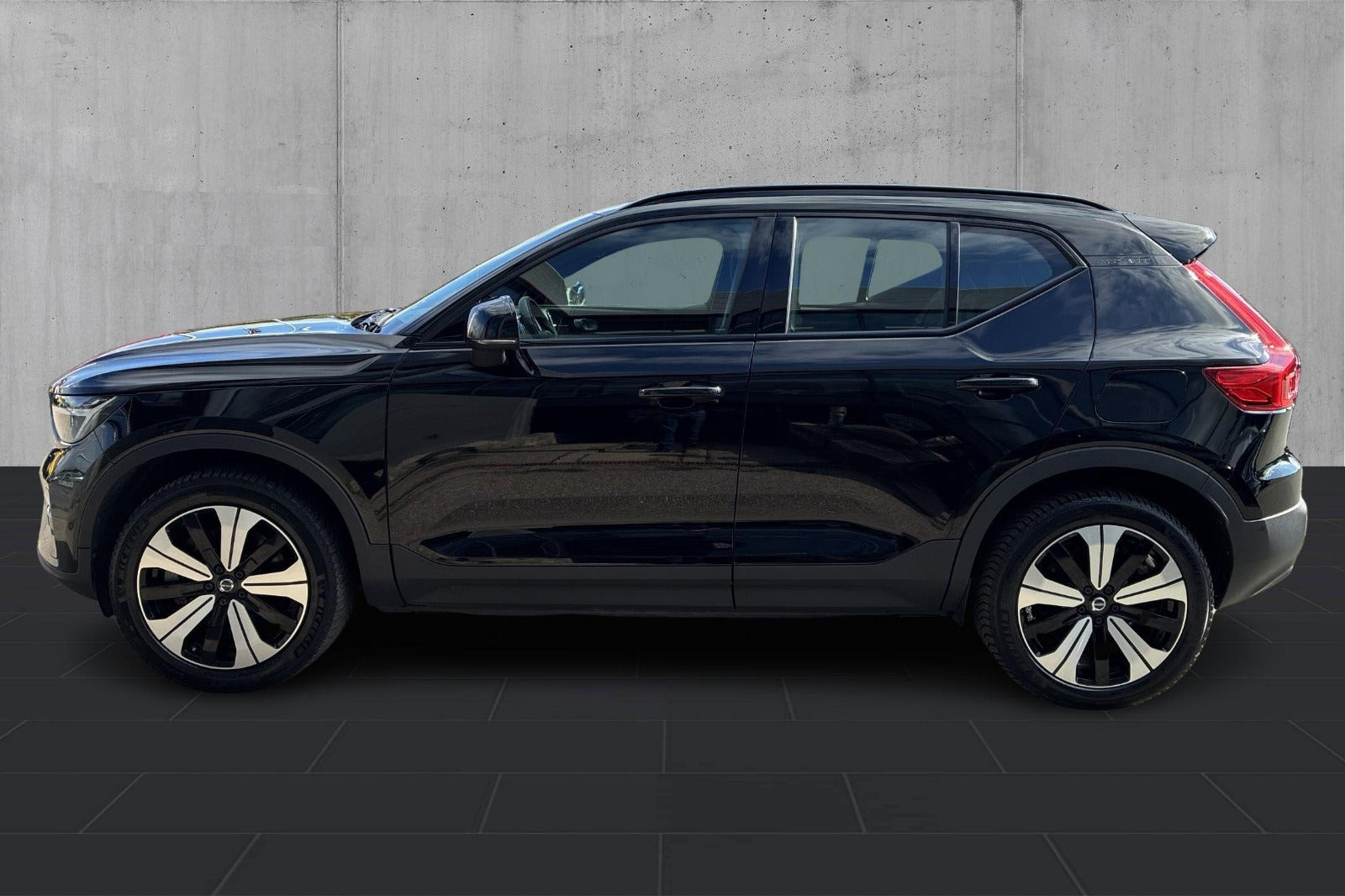 Rød Volvo XC40 fra 2023