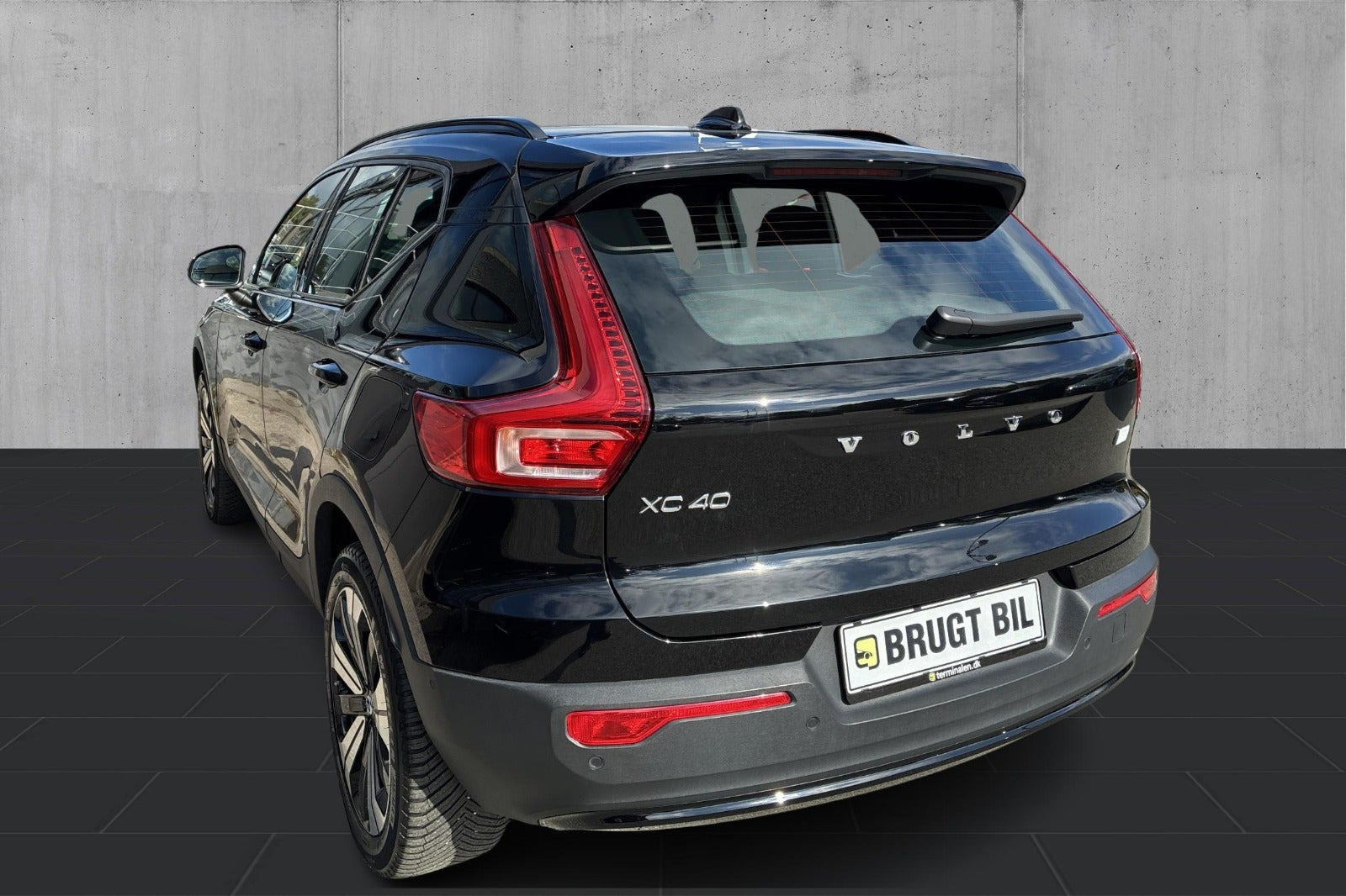 Rød Volvo XC40 fra 2023