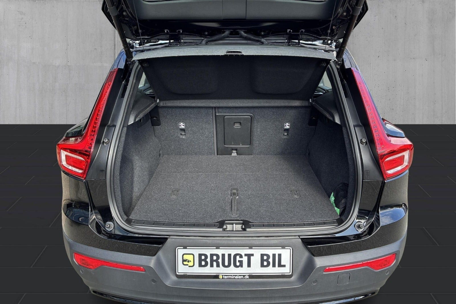 Rød Volvo XC40 fra 2023