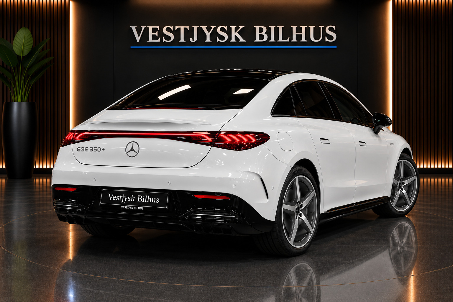Hvid Mercedes EQE350+ fra 2022