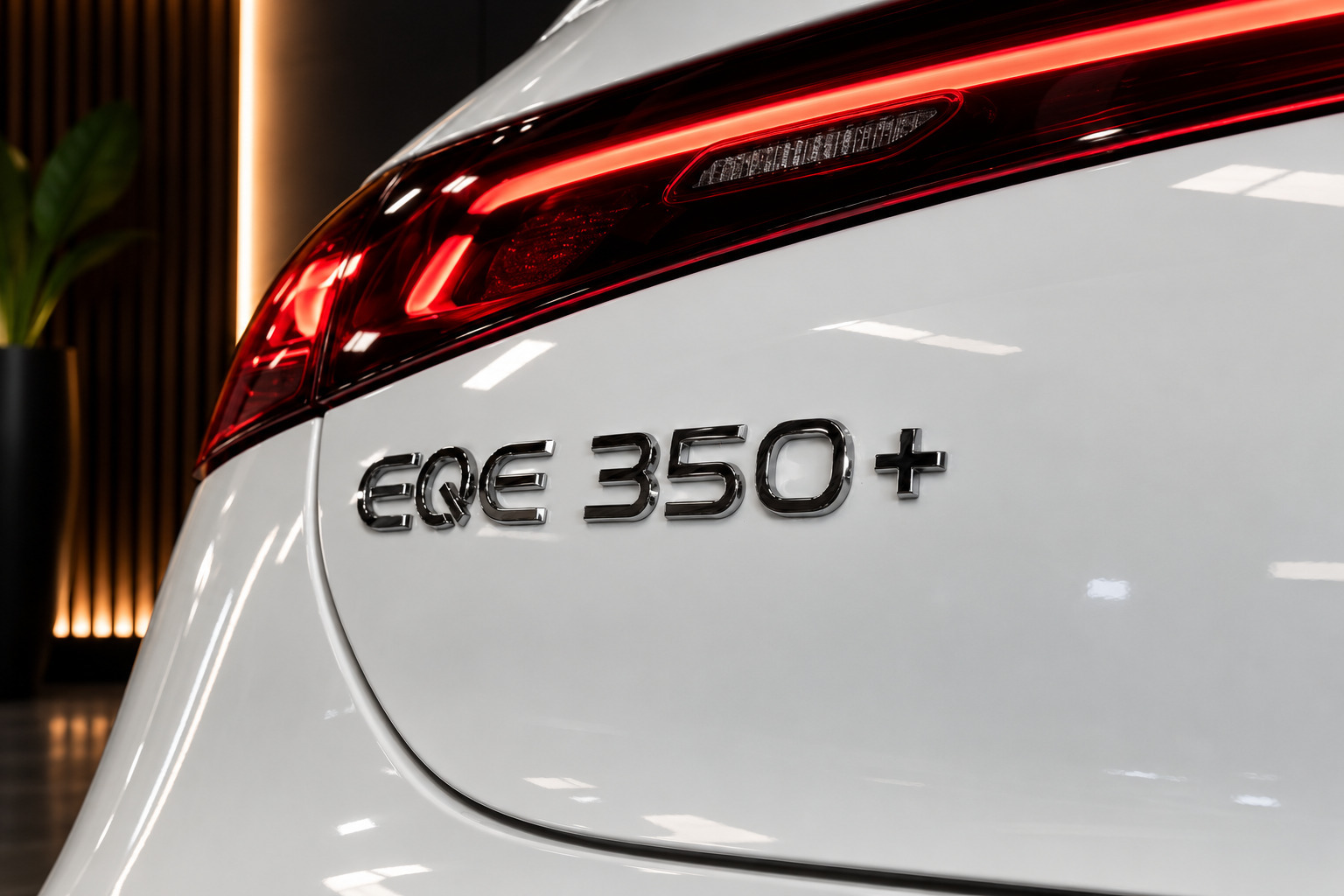 Hvid Mercedes EQE350+ fra 2022