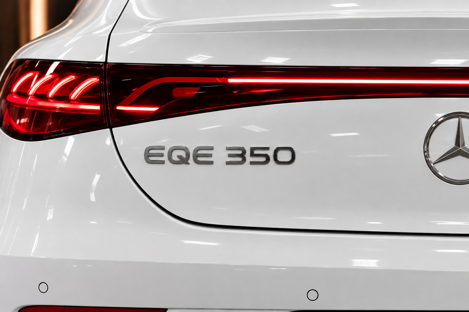 Hvid Mercedes EQE350 fra 2023