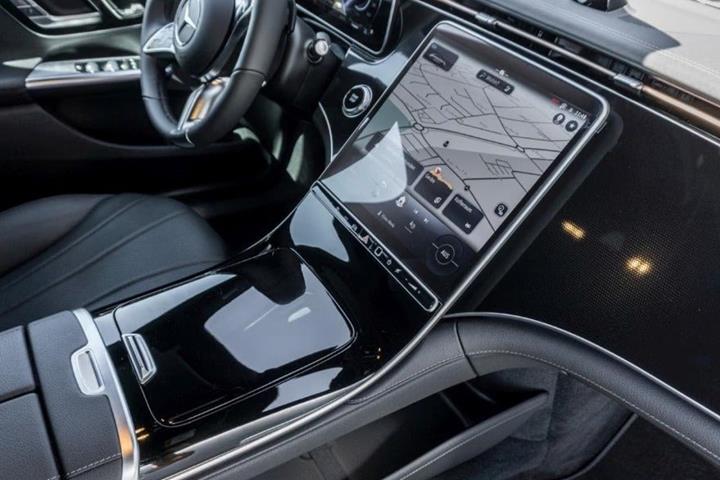 Hvid Mercedes EQE350 fra 2023