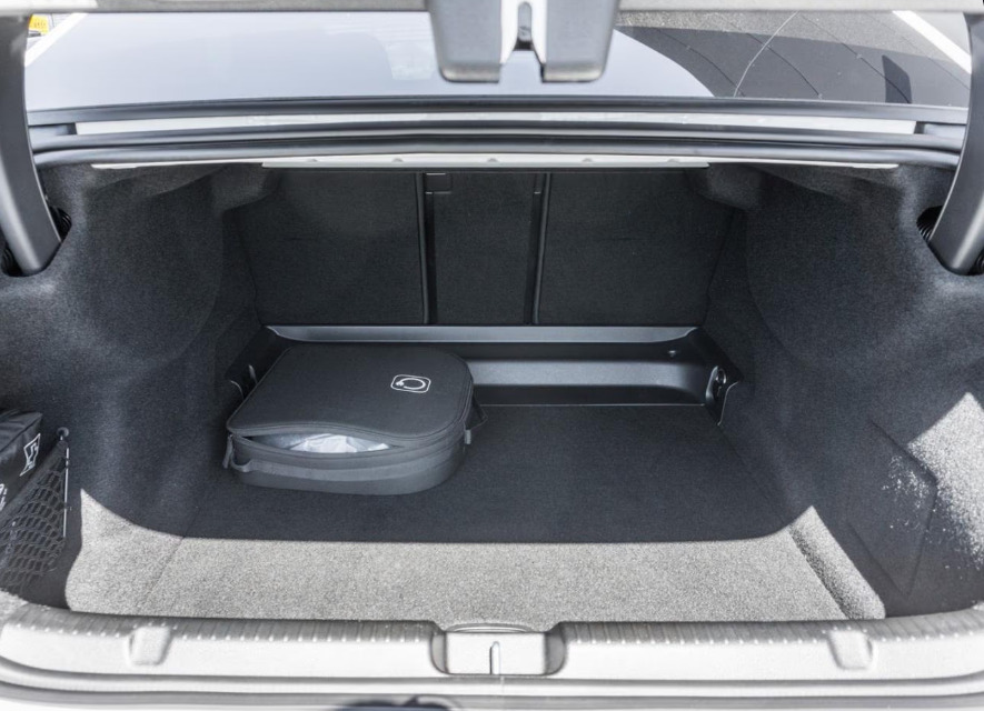Hvid Mercedes EQE350 fra 2023