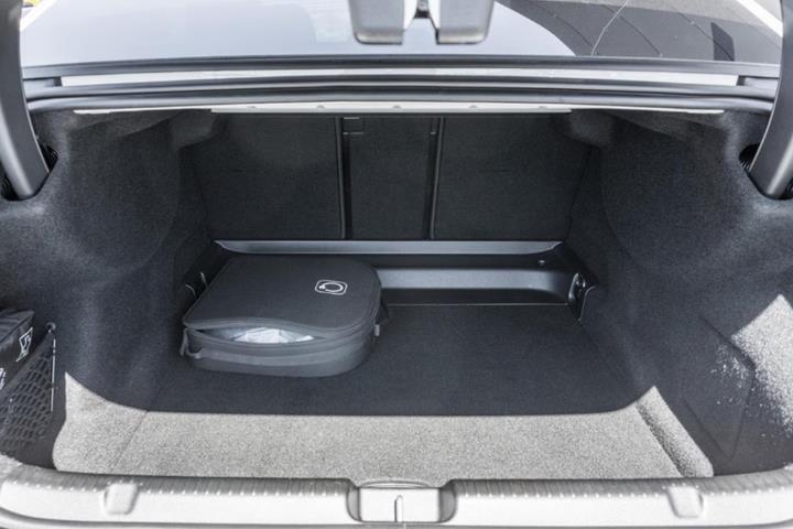 Hvid Mercedes EQE350 fra 2023