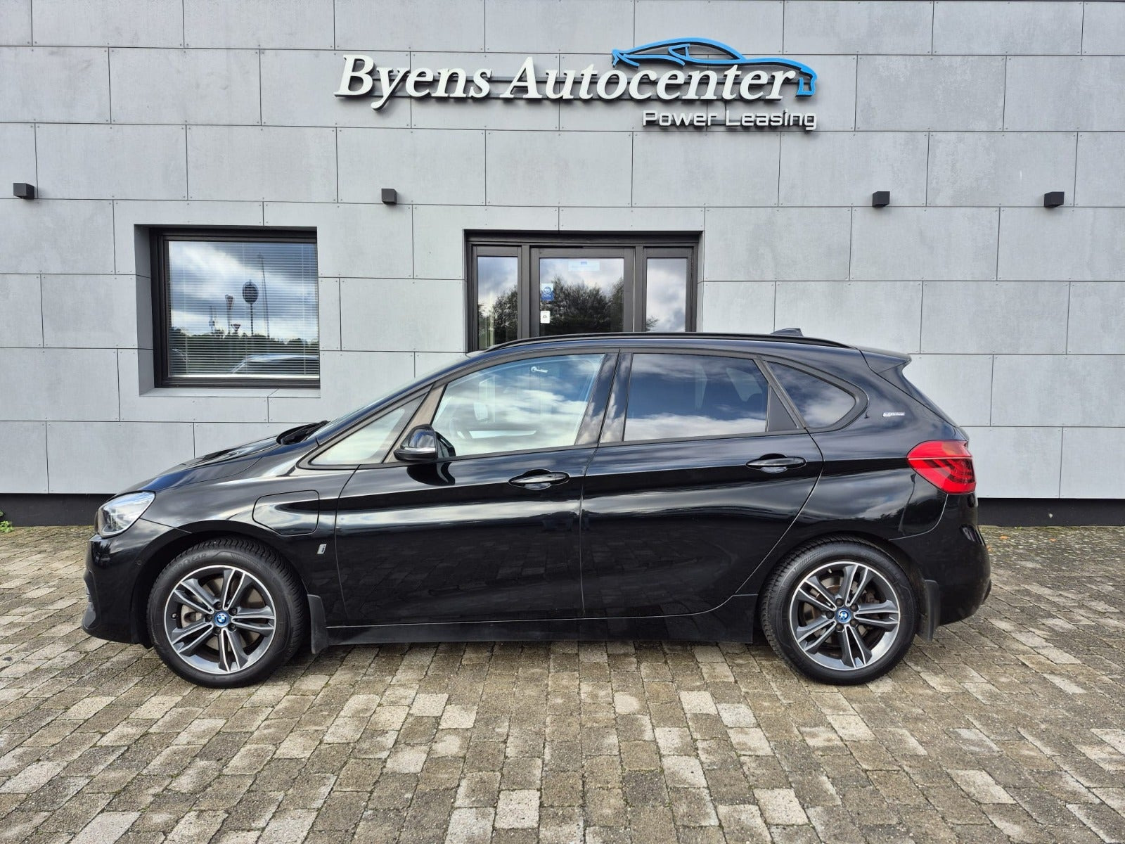 Sort BMW 225xe fra 2018
