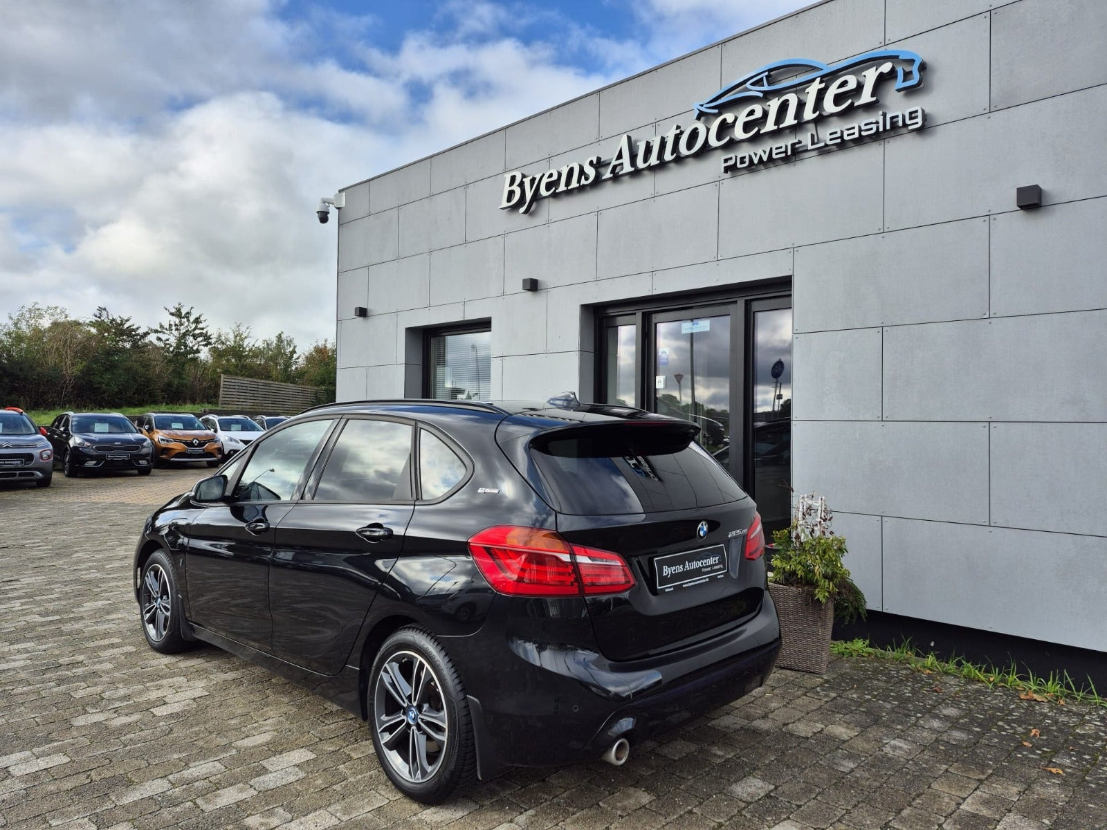 Sort BMW 225xe fra 2018