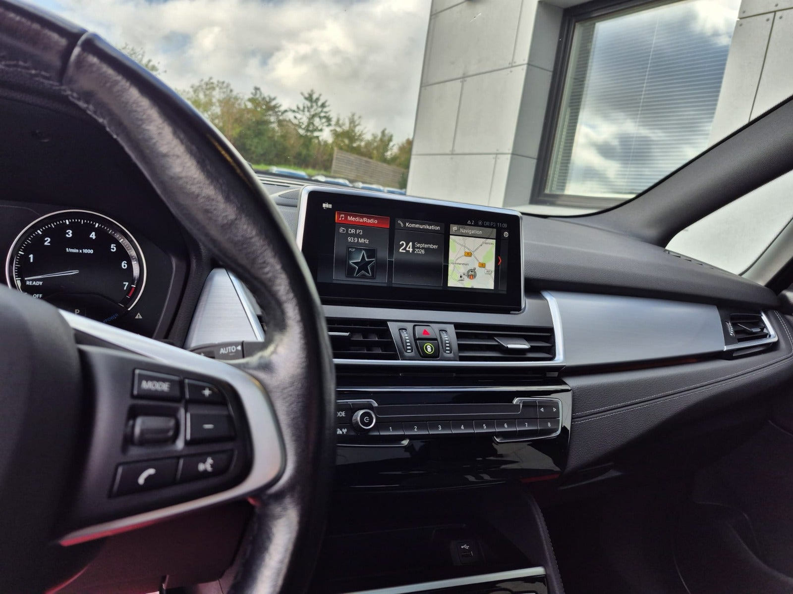 Sort BMW 225xe fra 2018