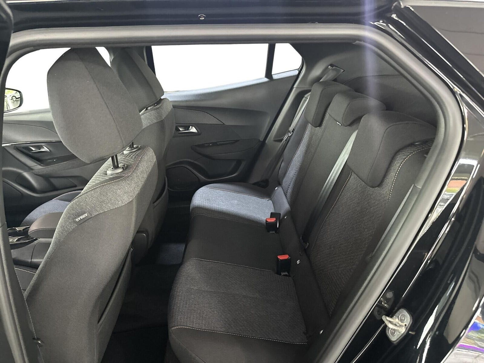 Sort Peugeot e-2008 fra 2025