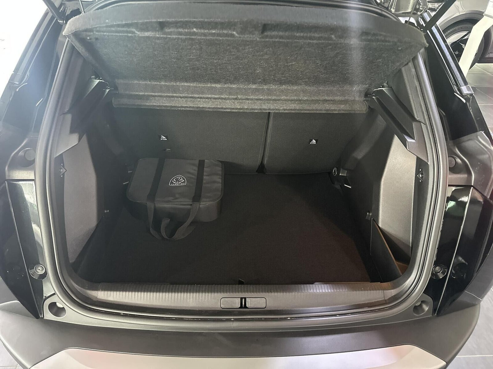 Sort Peugeot e-2008 fra 2025