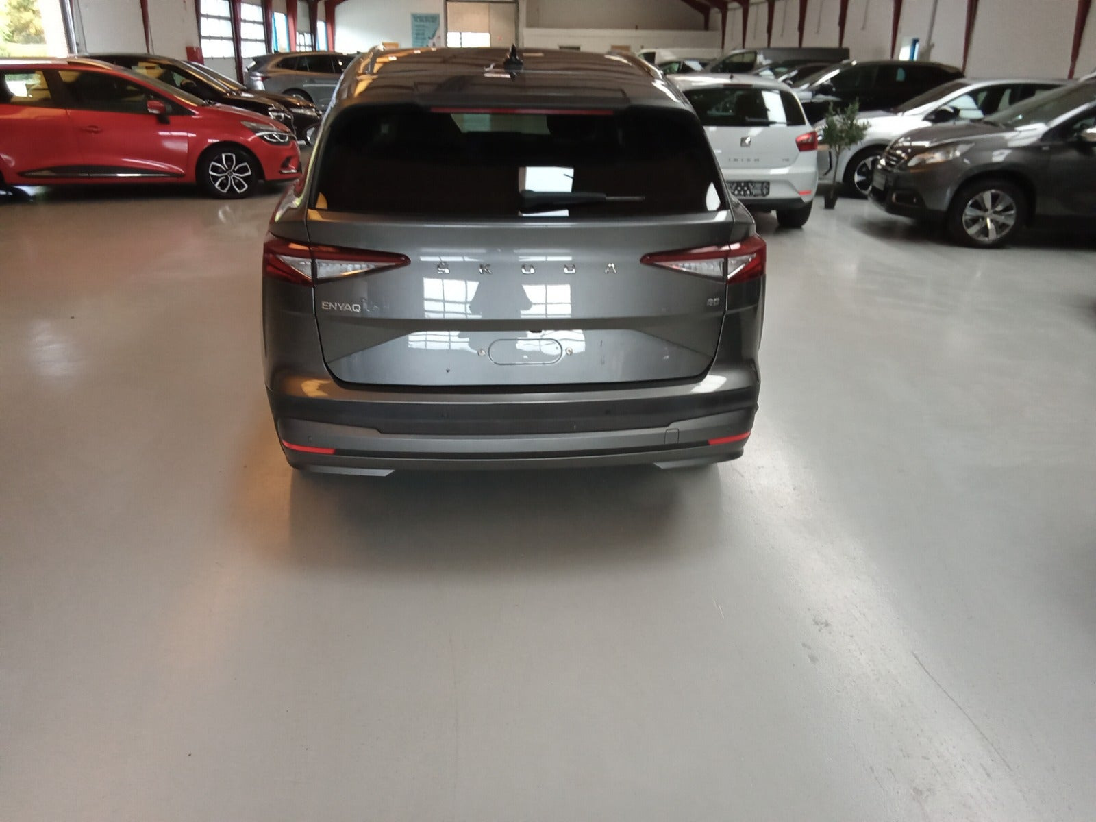 Grå Skoda Enyaq fra 2024