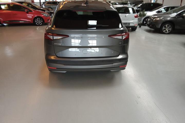 Grå Skoda Enyaq fra 2024