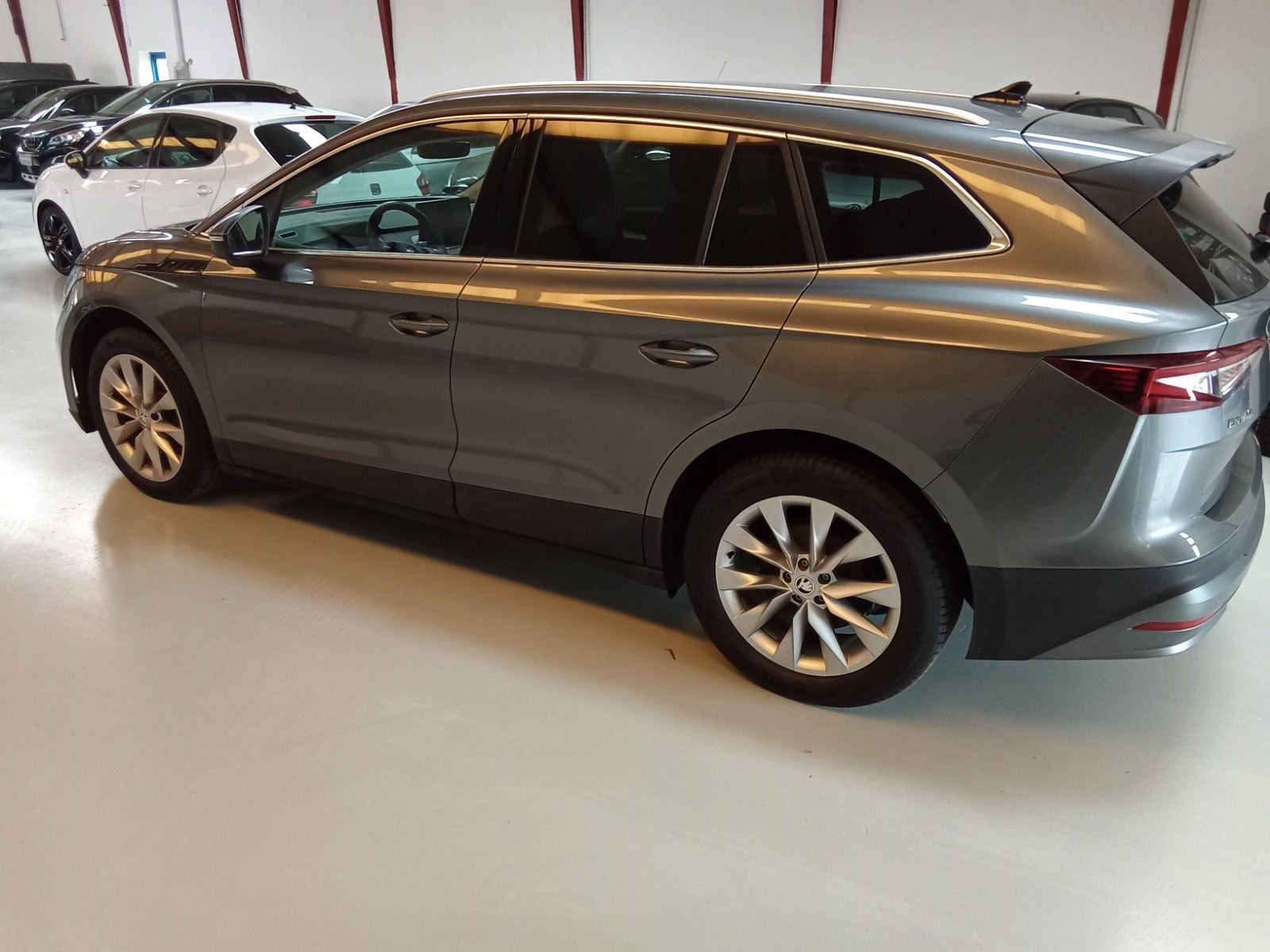 Grå Skoda Enyaq fra 2024