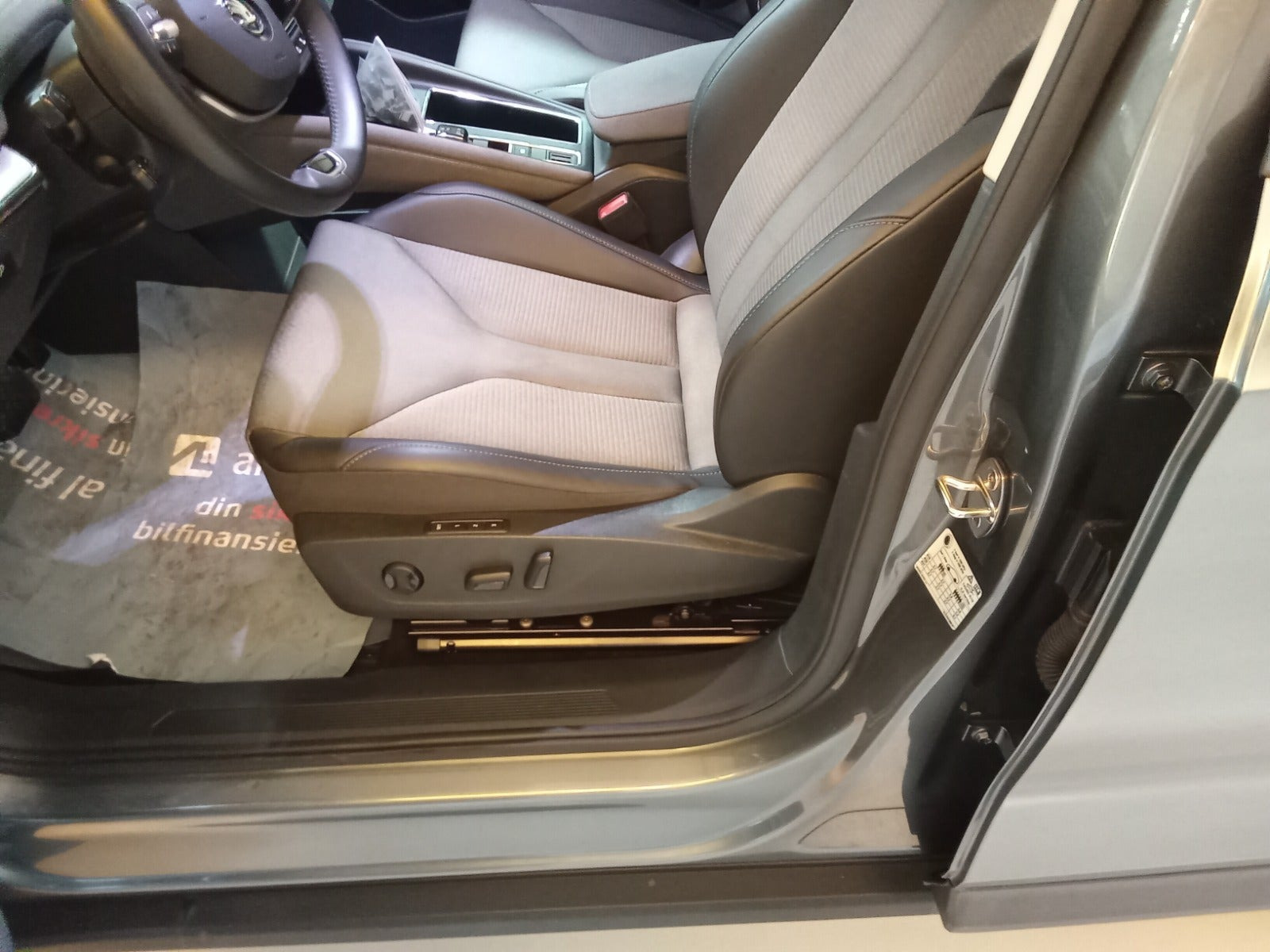Grå Skoda Enyaq fra 2024