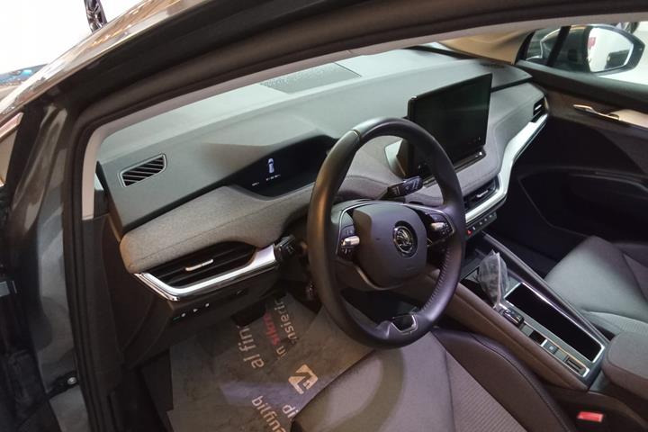 Grå Skoda Enyaq fra 2024