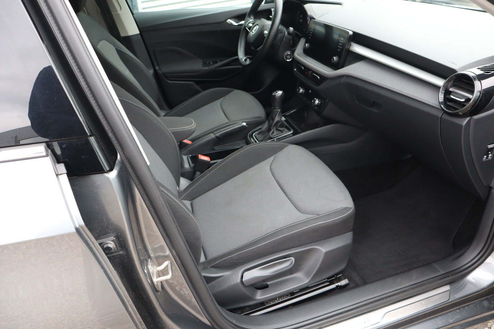 Grå Skoda Fabia fra 2023