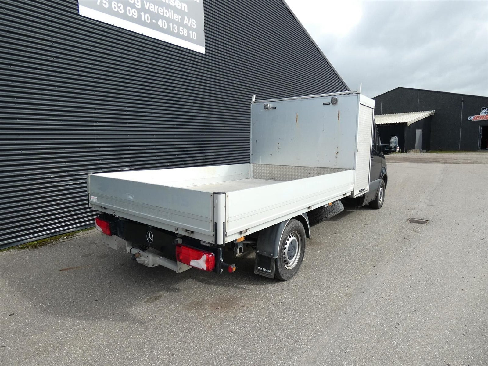 Sort Mercedes Sprinter 317 fra 2022