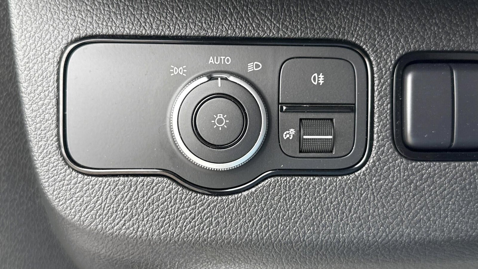 Hvid Mercedes Sprinter 215 fra 2023