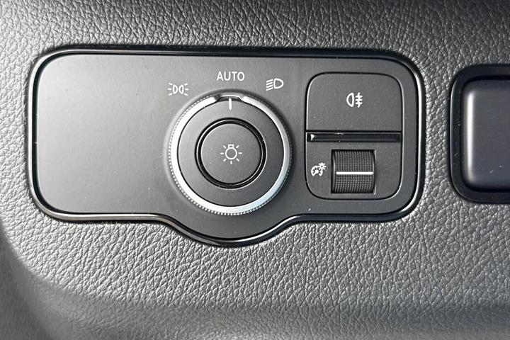 Hvid Mercedes Sprinter 215 fra 2023