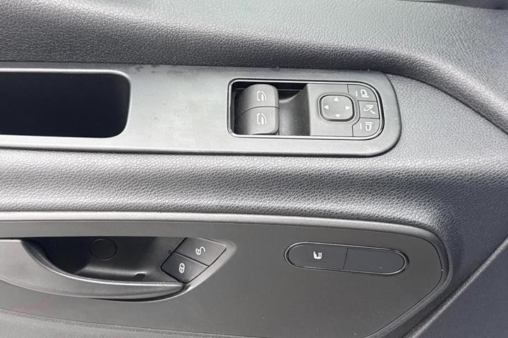 Hvid Mercedes Sprinter 215 fra 2023