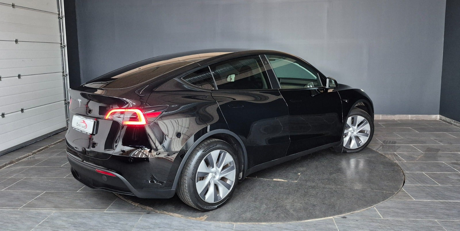 Sort Tesla Model Y fra 2023